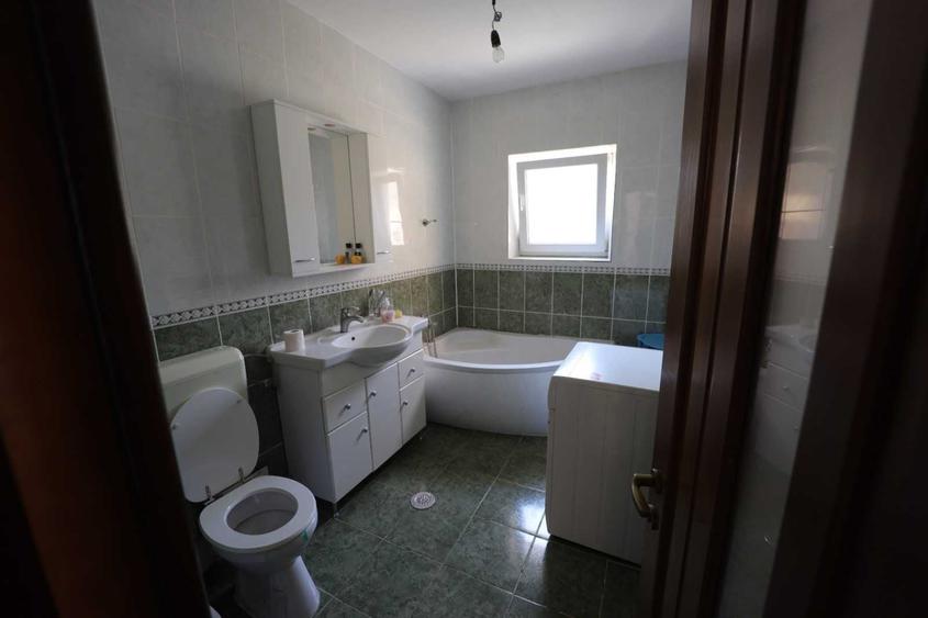 Casă cu 4 camere cu Teren 2900 Mp în Central