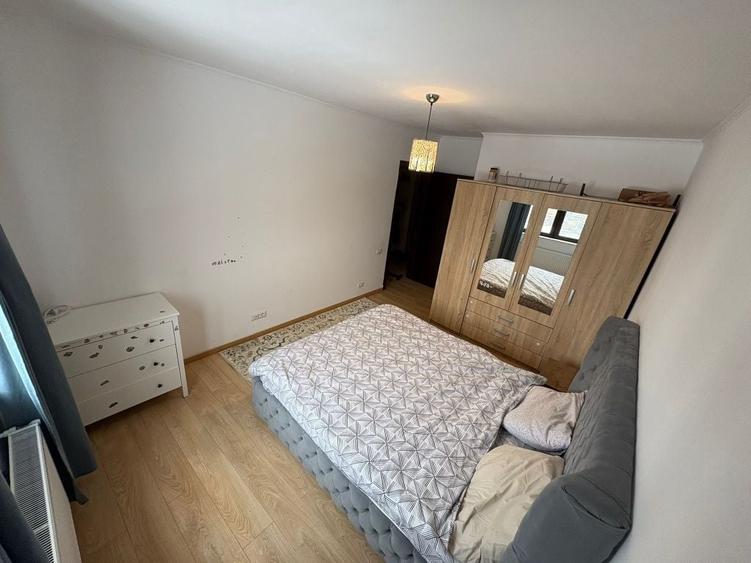 Apartament cu 3 camere decomandat în Roșu