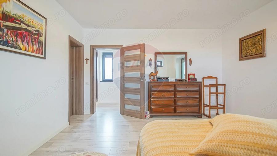 Casă cu 8 camere cu Teren 733 Mp în Bartolomeu