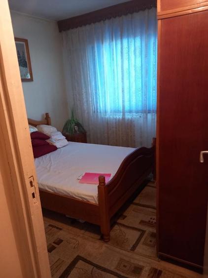 Apartament cu 3 camere semidecomandat în Milcov