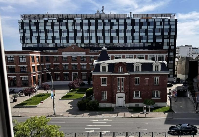 Apartament cu 2 camere nedecomandat în P-ța Victoriei