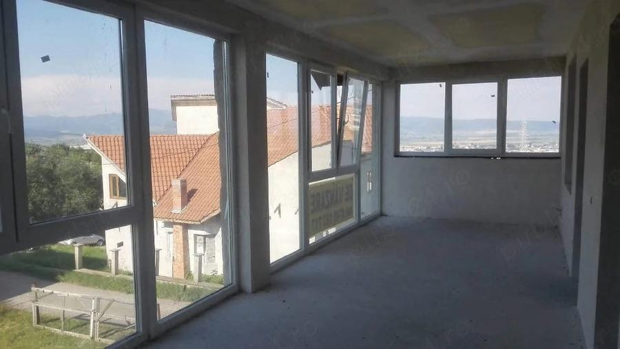 Casă cu 9 camere cu Teren 500 Mp în Vulcan