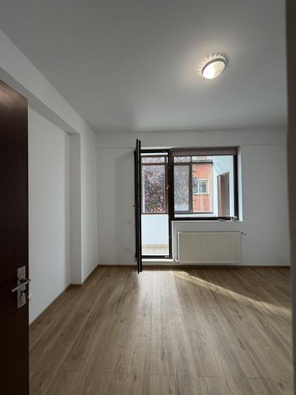 Apartament cu 3 camere decomandat în Crângași