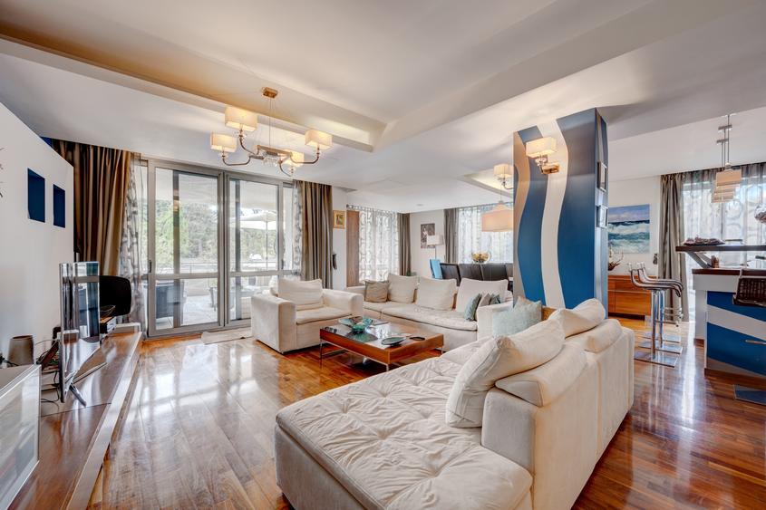 Apartament cu 4 camere decomandat în Băneasa
