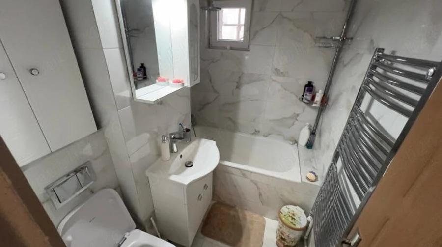 Apartament cu 3 camere decomandat în Petros