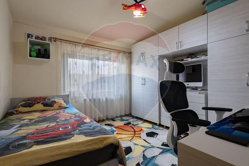 Apartament cu 3 camere semidecomandat, mobilat în Dâmbovița