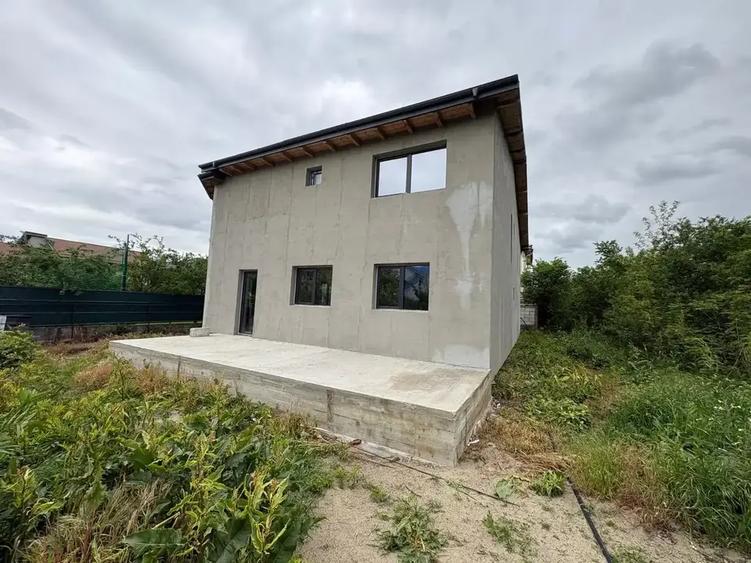 Casă cu 5 camere cu Canalizare în Odăi