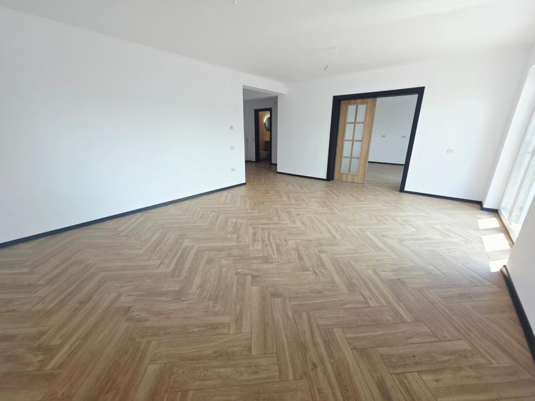 Casă individuală cu 4 camere cu Teren 500 Mp în Est