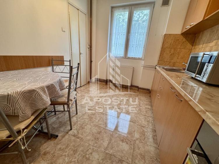 Apartament cu 3 camere decomandat, mobilat în Traian