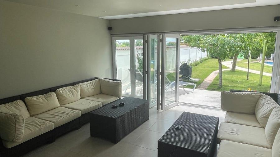 Casă individuală cu 14 camere cu Piscina în Tărtășești