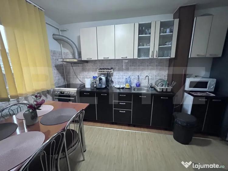 Apartament cu 3 camere semidecomandat în 9 Mai