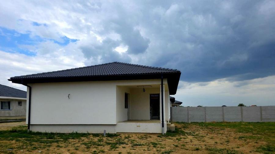 Casă individuală cu 3 camere cu Canalizare în Lazuri