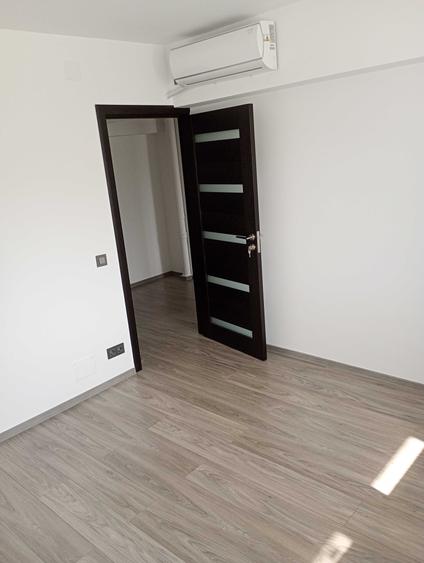 Apartament cu 3 camere semidecomandat în Obor