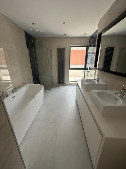 Apartament cu 4 camere decomandat în Capitale