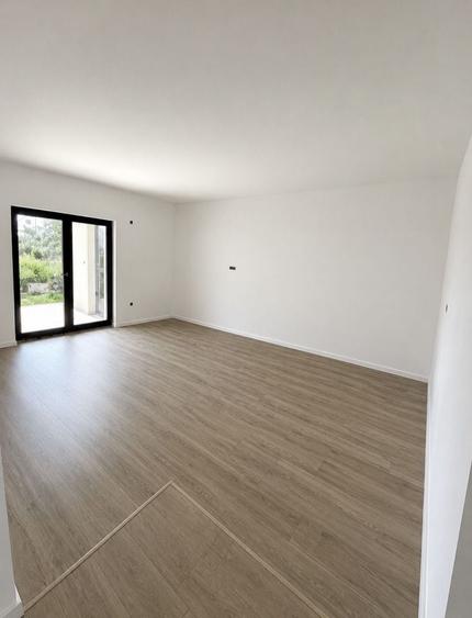 Duplex cu 3 camere cu Canalizare în Albina