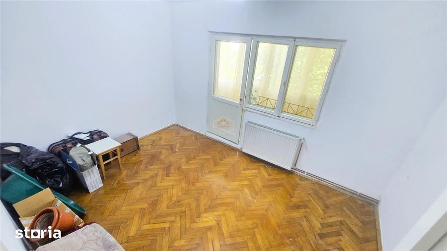Apartament cu 4 camere decomandat în Micro 16