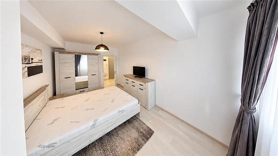 Apartament cu 3 camere decomandat, mobilat în Tractorul