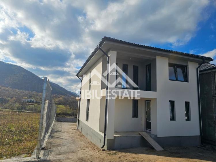 Casă individuală cu 7 camere cu Canalizare în Central