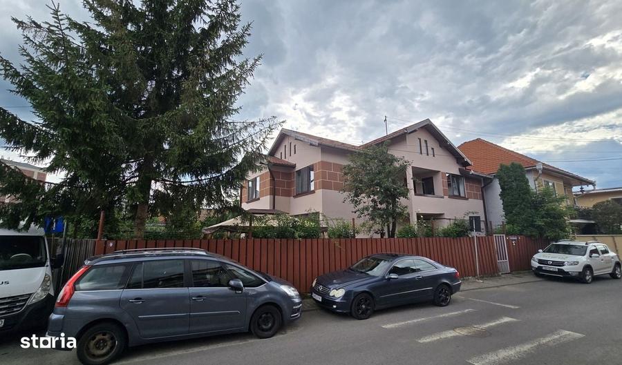 Casă cu 4 camere decomandat în Central