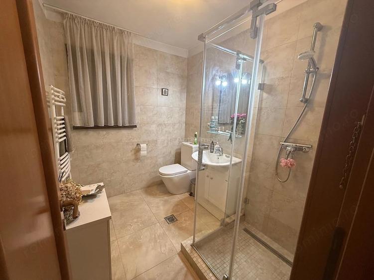 Casă cu 8 camere cu Teren 903 Mp în Odăile