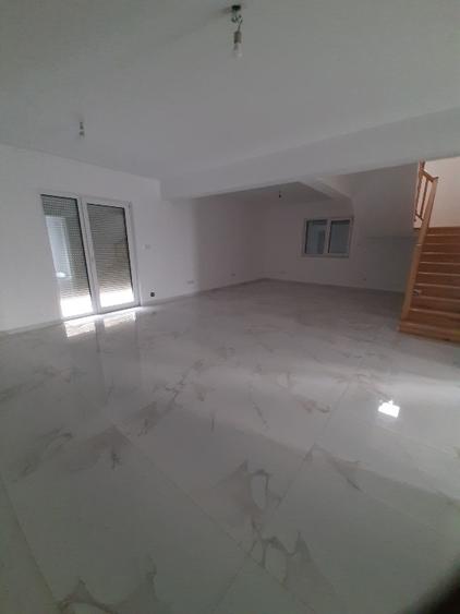 Casă individuală cu 5 camere cu Teren 370 Mp în Ștefănești