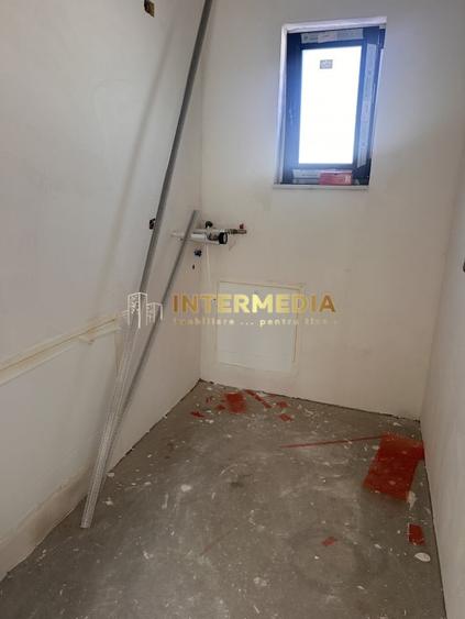 Casă individuală cu 4 camere cu Canalizare în Cetate