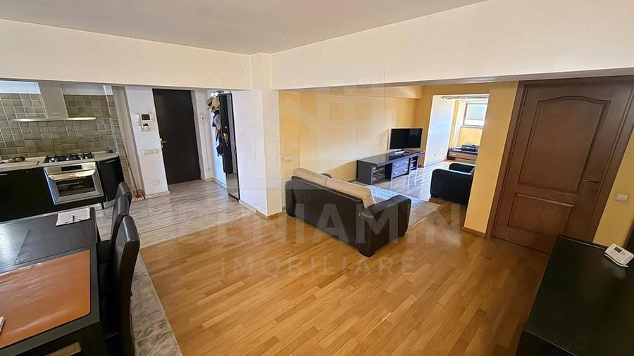 Apartament cu 3 camere decomandat în Central