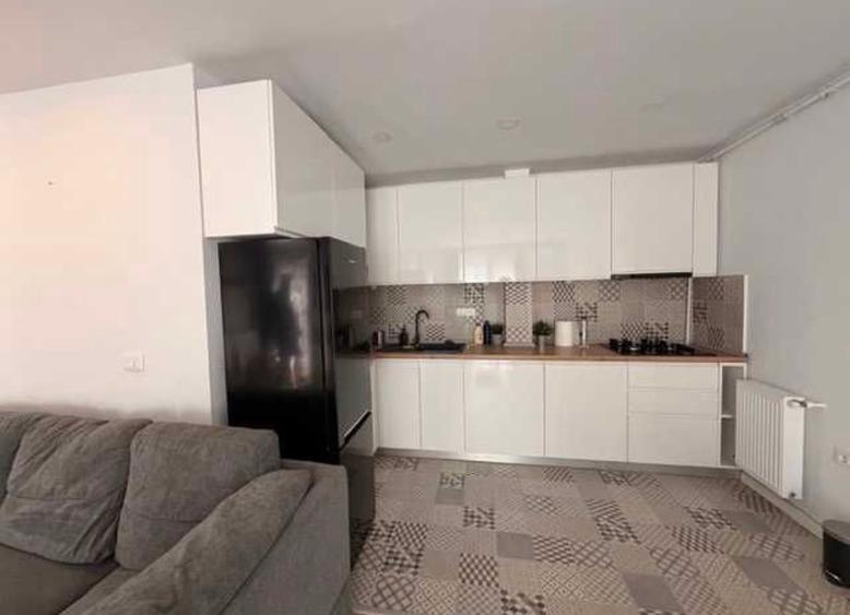 Apartament cu 3 camere semidecomandat în Crângași