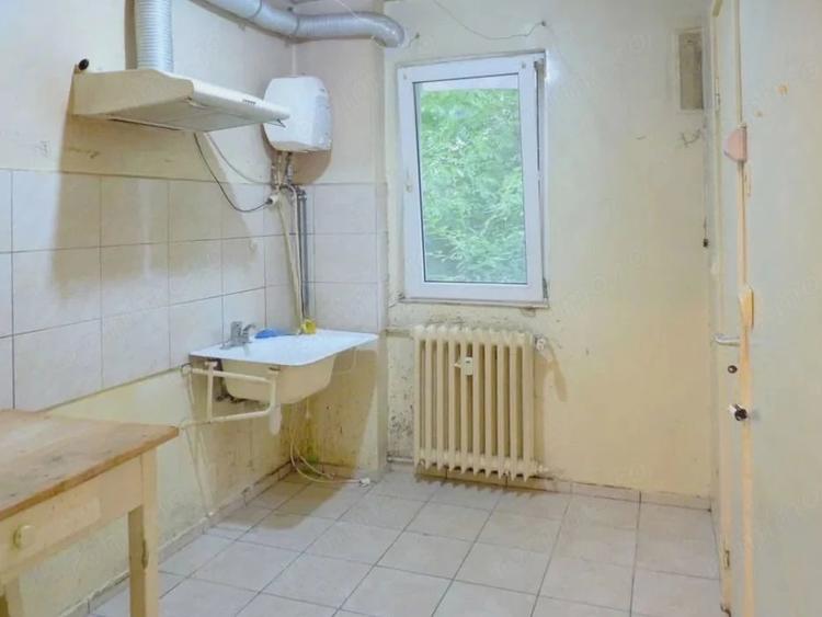 Apartament cu 3 camere decomandat în Astra