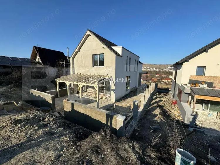 Casa individuala, 4 camere,136mp, teren 700mp, garaj 21mp, intrare Chinteni