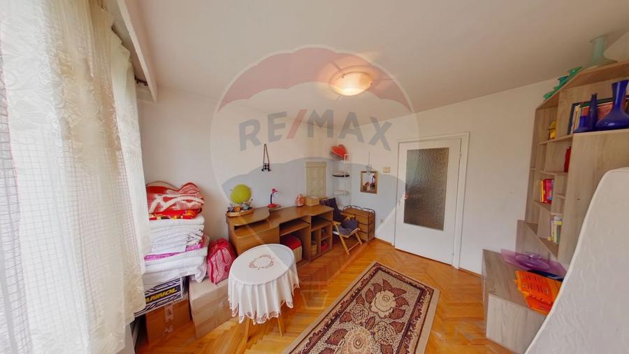 Apartament cu 3 camere de vanzare Str. 1 Mai - 4