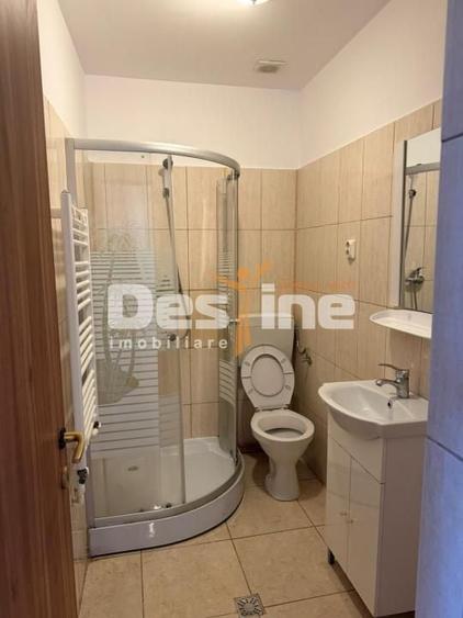 Casă individuală cu 6 camere cu Canalizare în Centrul Civic