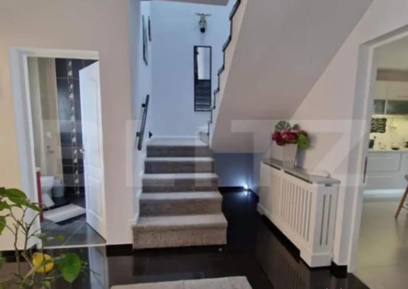 Casa eleganta, cu rafinament ?i intimitate un camin - 1