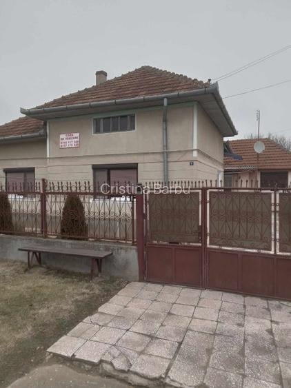 Casa de vanzare format din 2 corpuri de cladire Casa de vanzare format din 2 corpuri de cladire