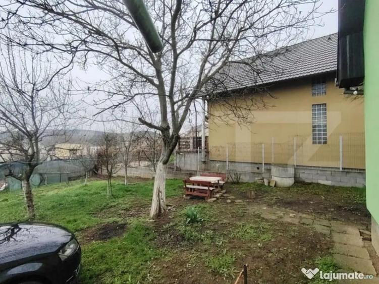Casa cu 2 apartamente in Livezeni - 1