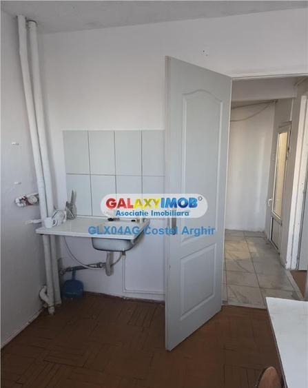 Vindem garsoniera in zona Razboieni-biserica , etaj 2, decom - 3