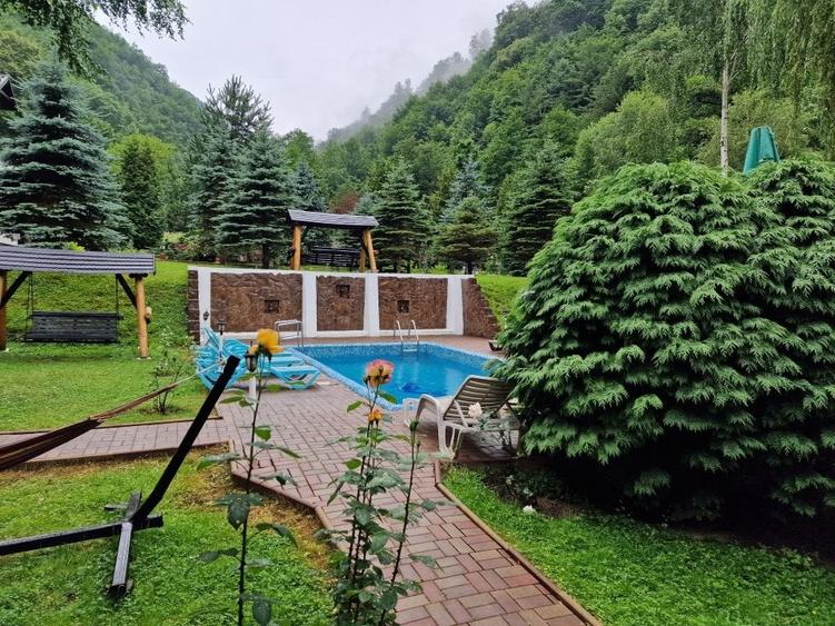 Complex Turistic - 900 mp utili -  teren 3000 mp - Piscina - zona turistica - 41