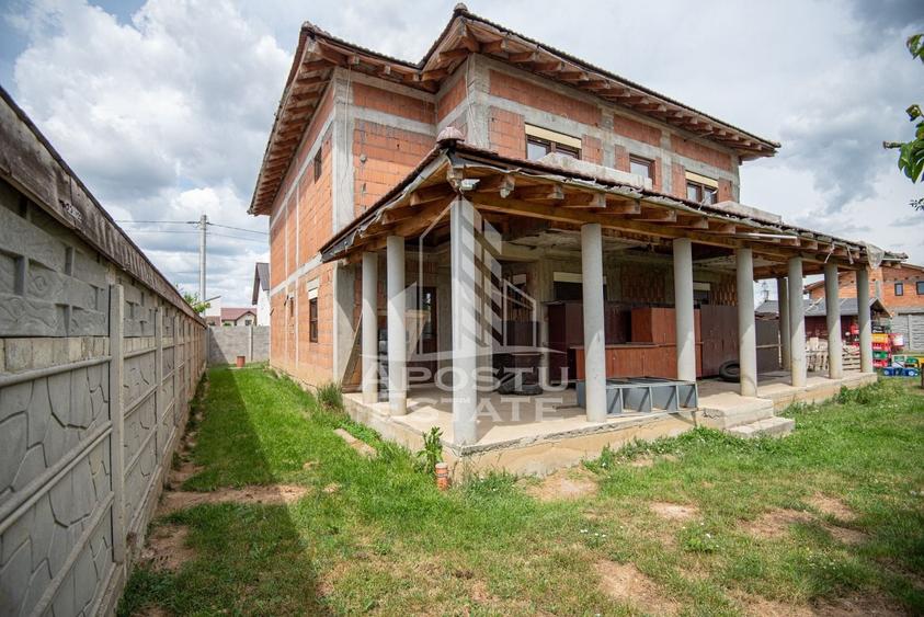 Casă individuală cu 7 camere cu Canalizare în Chișoda