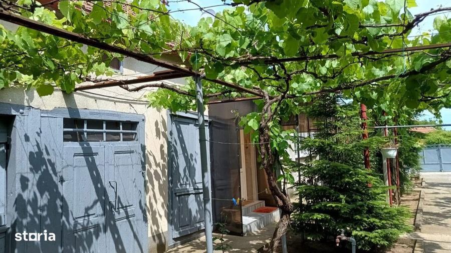 Casa individuala -Carani+teren 745 mp-strada asfaltata - 3