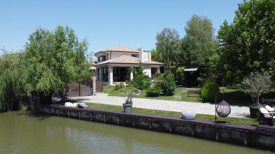 Imobil  de lux pe malul lacului cu ponton, complet mobilat si utilat - 1