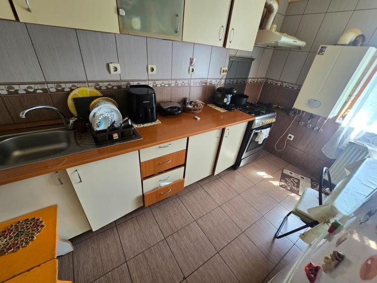 Casă individuală cu 9 camere cu Canalizare în Central