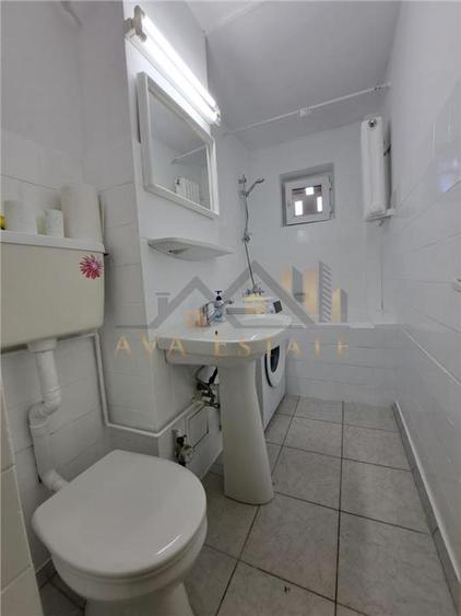 Apartament cu 3 camere semidecomandat, mobilat în Dacia