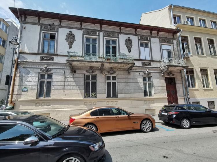 Casă individuală cu 17 camere cu Canalizare în Universitate