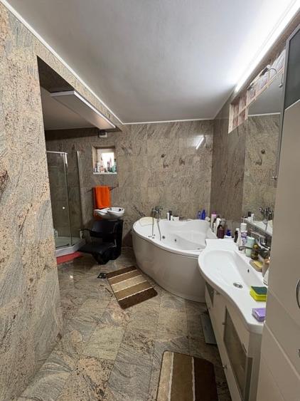 Casă individuală cu 7 camere cu Canalizare în Săsar