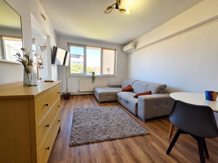 Apartament cu 2 camere semidecomandat, mobilat în Central