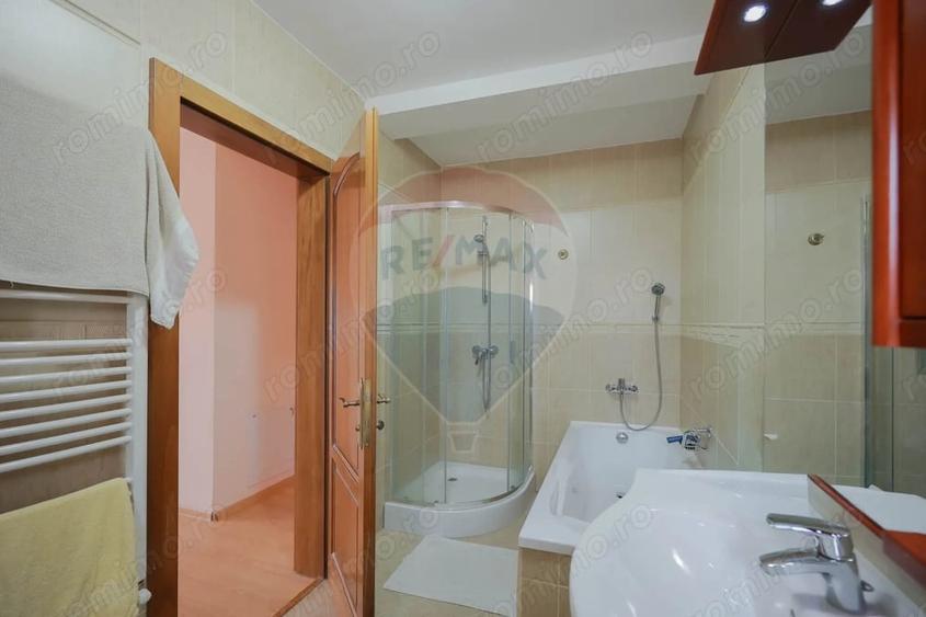 Casă cu 5 camere cu Teren 1000 Mp în Sânmartin