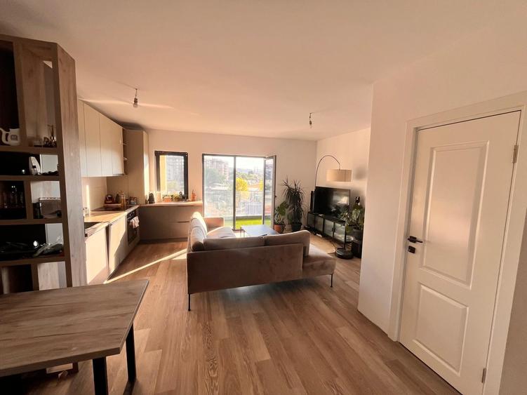 Apartament cu 3 camere semidecomandat, mobilat în Florești