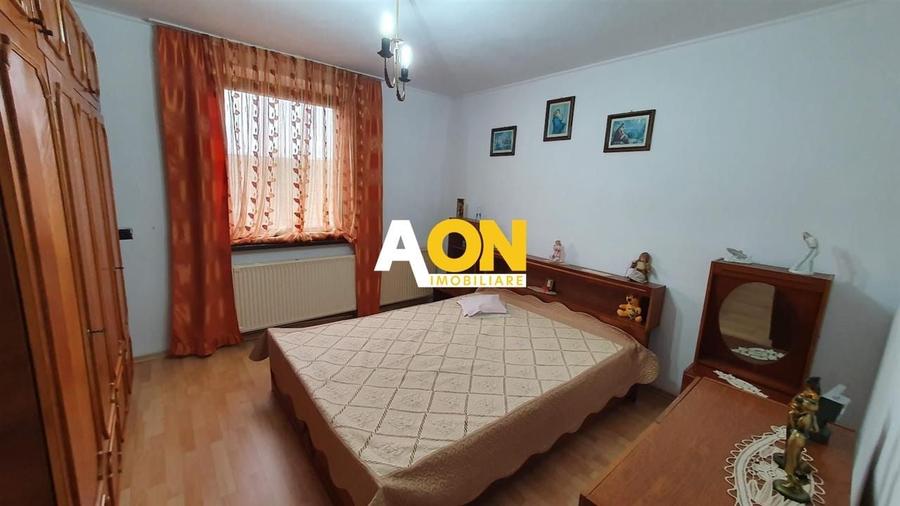 Casă individuală cu 7 camere cu Canalizare în Sântimbru