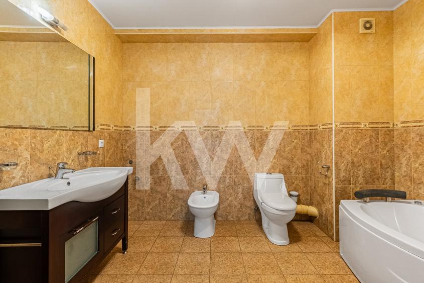 Închiriere apartament 4 camere, acces la parcare cu barieră, strada De Mijloc - 16