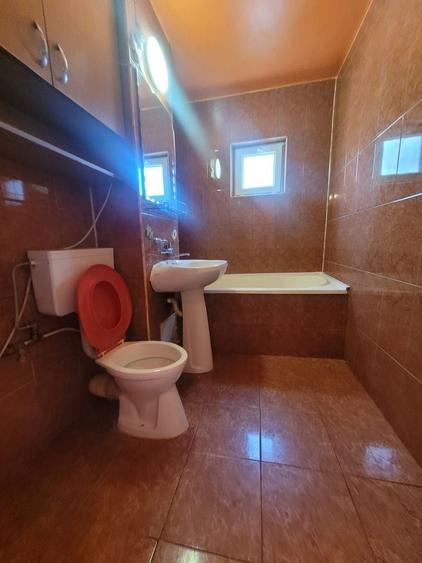 Apartament cu 3 camere semidecomandat în Inel II